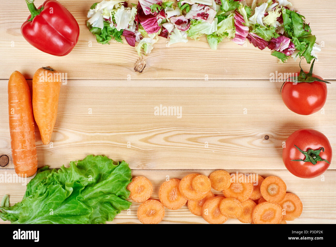 Les légumes frais biologiques de trame sur fond de bois. Aliments naturels sains sur table avec copie espace . Ingrédients de cuisson, vue de dessus de la maquette destinat Banque D'Images