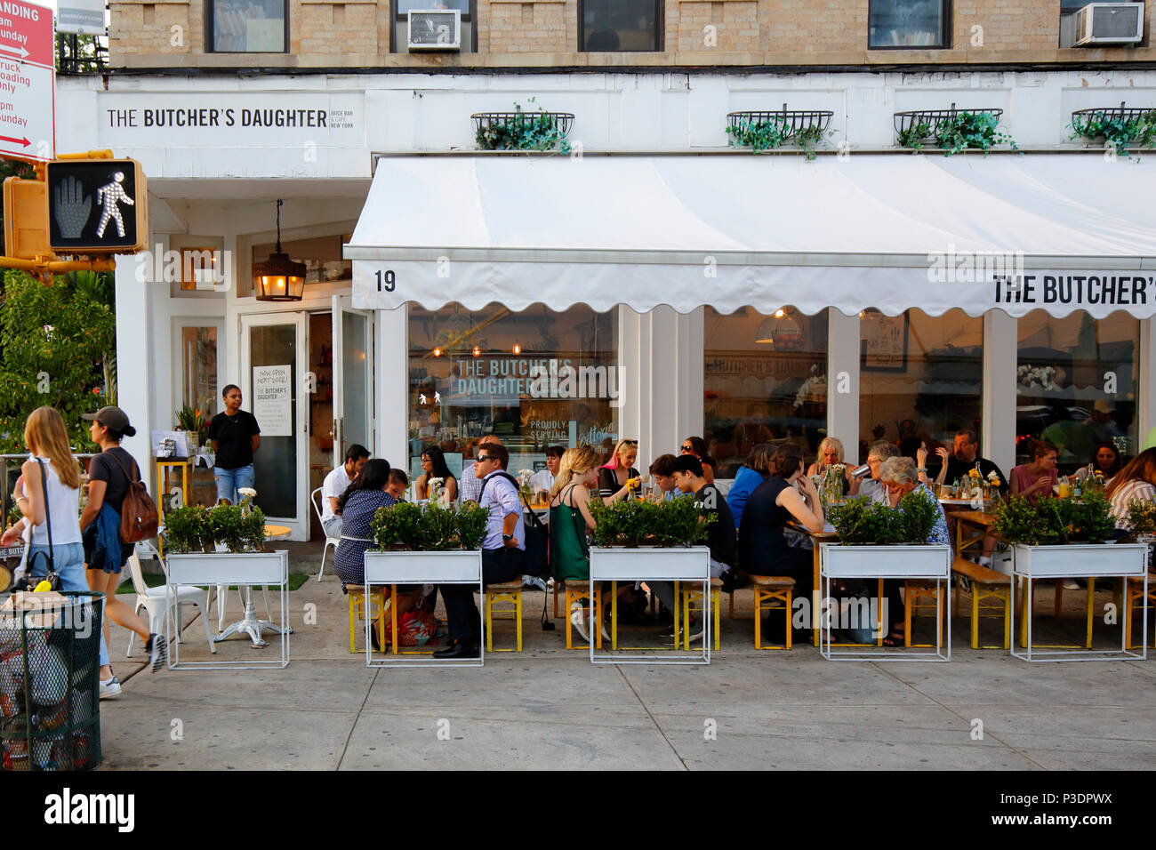 La Fille du boucher, 19 Kenmare St, New York, NY devanture extérieure d'un restaurant à base de plantes, et sidewalk cafe dans Nolita à Manhattan Banque D'Images