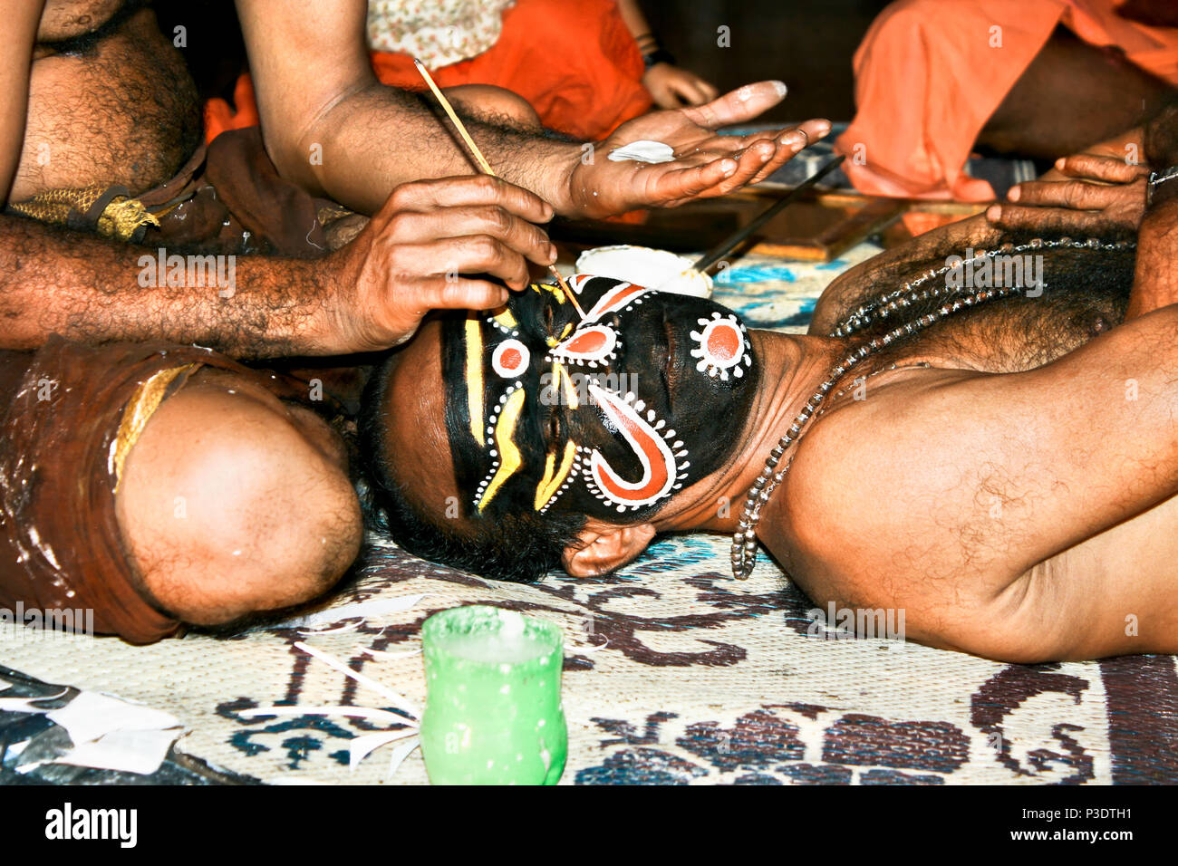 COCHIN, INDE - 15 février : Un acteur non identifiés make-up avant la soirée de performances de Kathakali, le 15 février 2009 à Cochin, Kerala, Inde. Banque D'Images