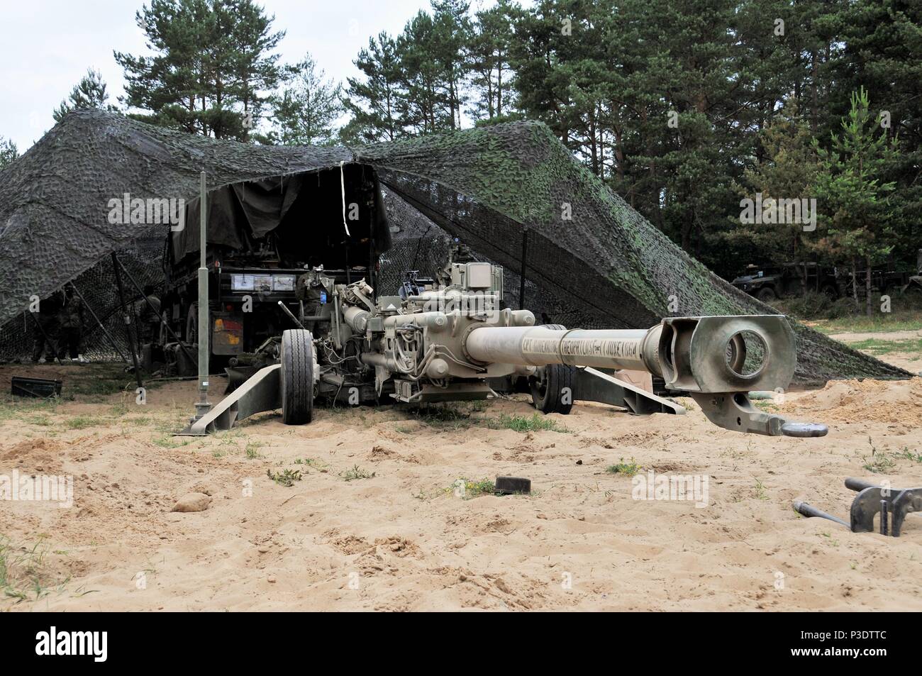 Les soldats de l'Armée américaine affecté à la batterie d'artillerie Archer, de l'Escadron, 2e régiment de cavalerie, se préparer au feu leurs M777 de 155 mm d'artillerie au cours de l'exercice de défense polonaise Puma 2 Groupe de combat avec la Pologne à Bemowo Piskie Orzysz Zone d'entraînement, la Pologne le 13 juin 2018. (U.S. Photo de l'Armée de Charles Rosemond) Banque D'Images