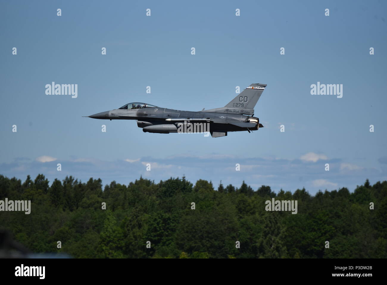 Pilote de l'US Air Force affecté à la 120e Escadron de chasse mouches un F-16 Fighting Falcon à Amari Air Base, l'Estonie au cours de grève 18 Sabre, 12 juin, 2018. Grève 18 Sabre est la huitième édition de l'armée américaine de longue date par l'Europe de la formation coopérative exercice visant à accroître l'interopérabilité entre les alliés et les partenaires régionaux. L'exercice de cette année aura lieu du 3 au 15 juin, l'accent sur l'amélioration des capacités opérationnelles de la terre et de l'air avec un autre objectif clé pour former au sein de la présence renforcée de l'avant (PEF) groupements tactiques. (U.S. Photo de la Garde nationale aérienne par le sergent. Bobbie Banque D'Images