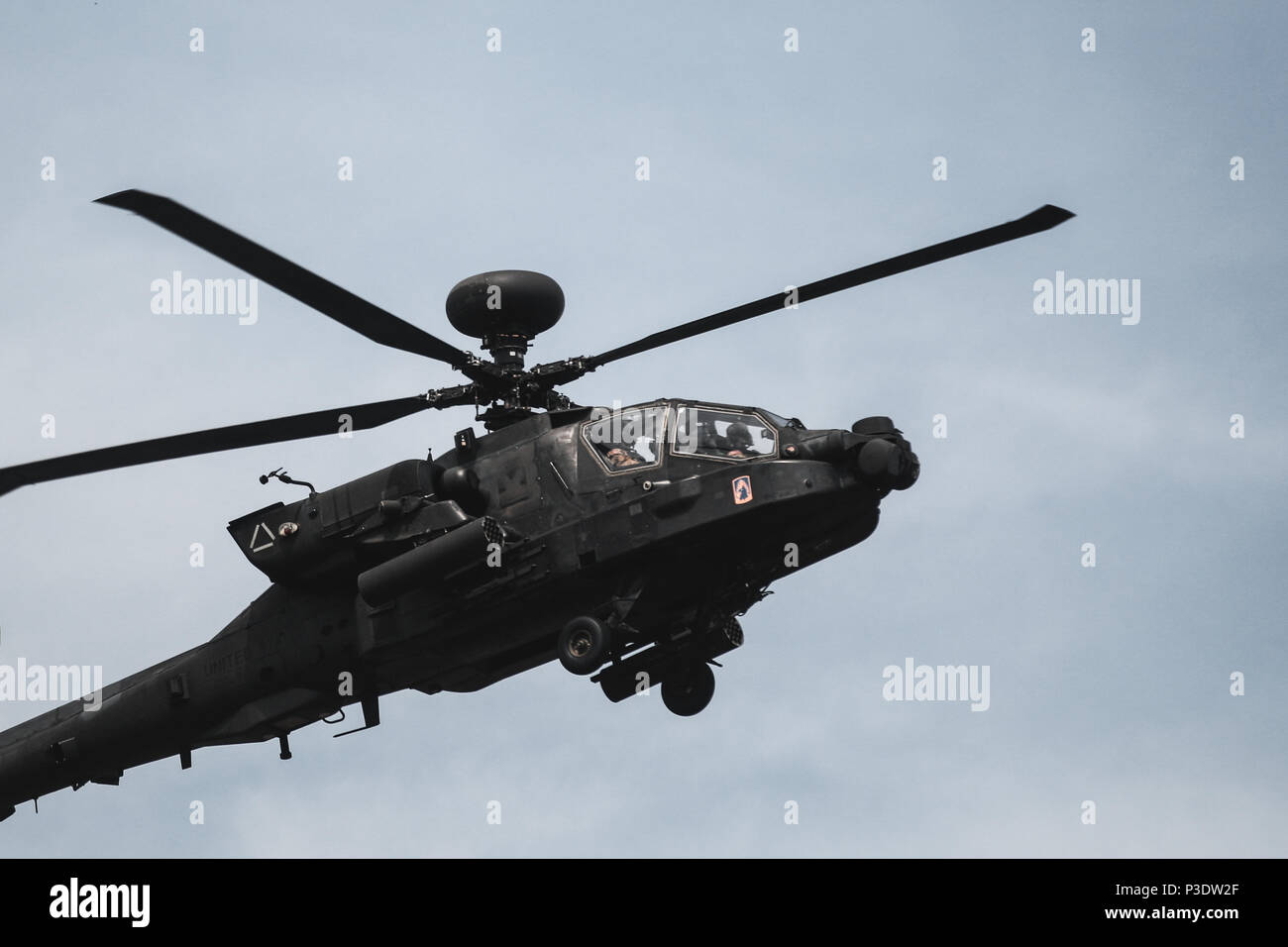 L'armée américaine d'un hélicoptère Apache AH-64 Groupe de combat avec la Pologne, fournit l'appui aérien pour les soldats polonais avec 15e Brigade mécanisée, au cours d'un exercice de démonstration de la létalité pour Puma 2 Groupe de combat avec la Pologne à Bemowo Piskie Domaine de formation, la Pologne le 15 juin 2018 dans le cadre de la grève 18 Sabre. L'exercice de cette année, qui se déroulera du 3 au 15 juin, des tests des alliés et des partenaires de 19 pays sur la capacité de travailler ensemble pour prévenir les agressions dans la région et d'améliorer la capacité de chaque unité d'effectuer leur mission. (U.S. Photo de l'armée par la CPS. Hubert D. Delany III /Mobile d'affaires publiques 22 Banque D'Images