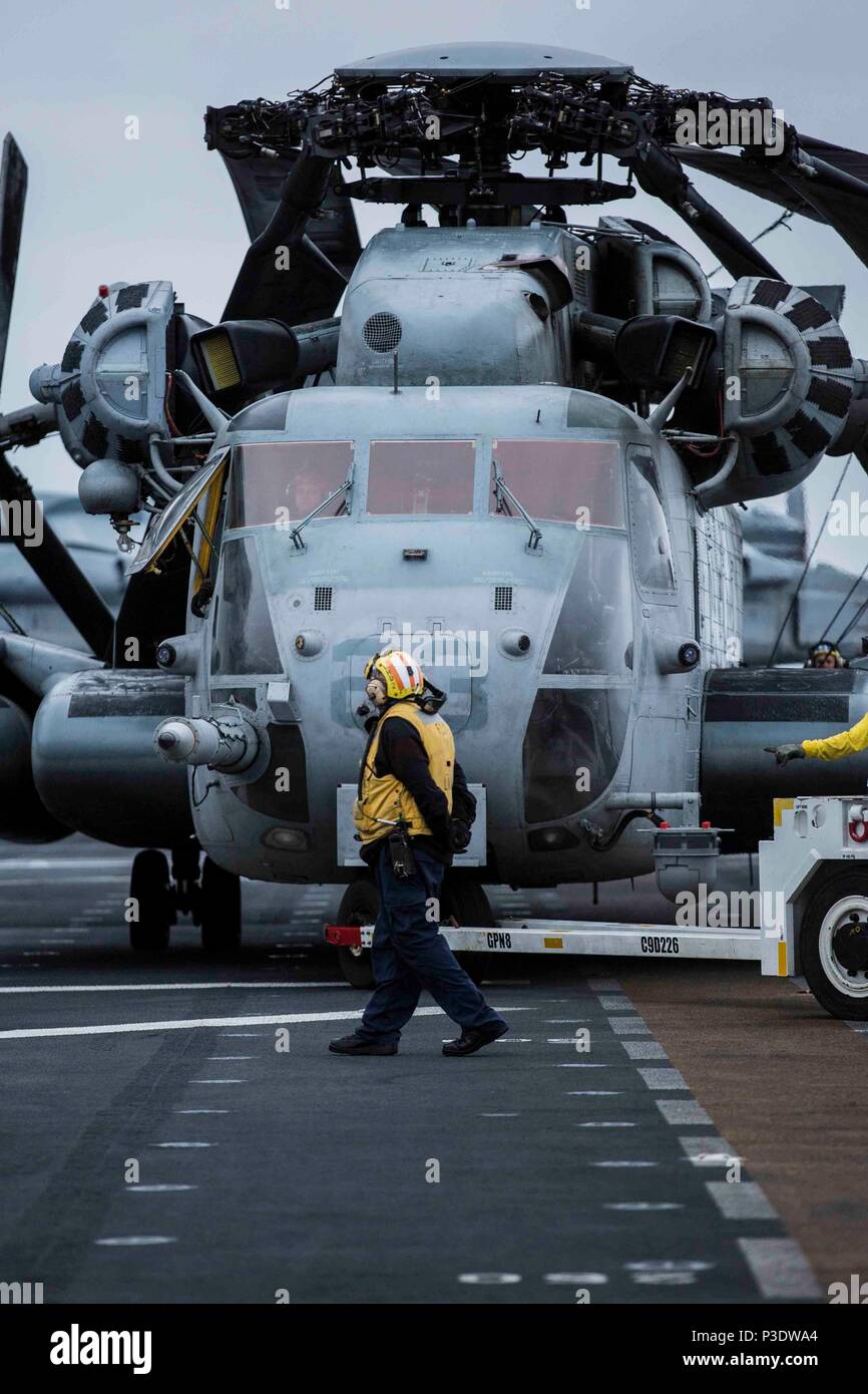La Marine américaine Maître de 1re classe Paul George, un manœuvrier de l'aviation avec le groupe amphibie d'Essex (ARG), passe devant un CH-53E Super Stallion à bord de la classe Wasp-navire d'assaut amphibie USS Essex (DG 2), actuellement en cours dans l'océan Pacifique, le 4 juin 2018. L'Essex et ARG 13e Marine Expeditionary Unit (MEU) ont entrepris la formation d'exercice de l'unité composite (COMPTUEX), l'exercice final avant le prochain déploiement des unités. Cet exercice valide l'ARG/MEU capacité de l'équipe d'adapter et de l'exécution de missions dans l'évolution constante, des environnements inconnus. Au terme de la 13e, COMPTUEX MOI Banque D'Images
