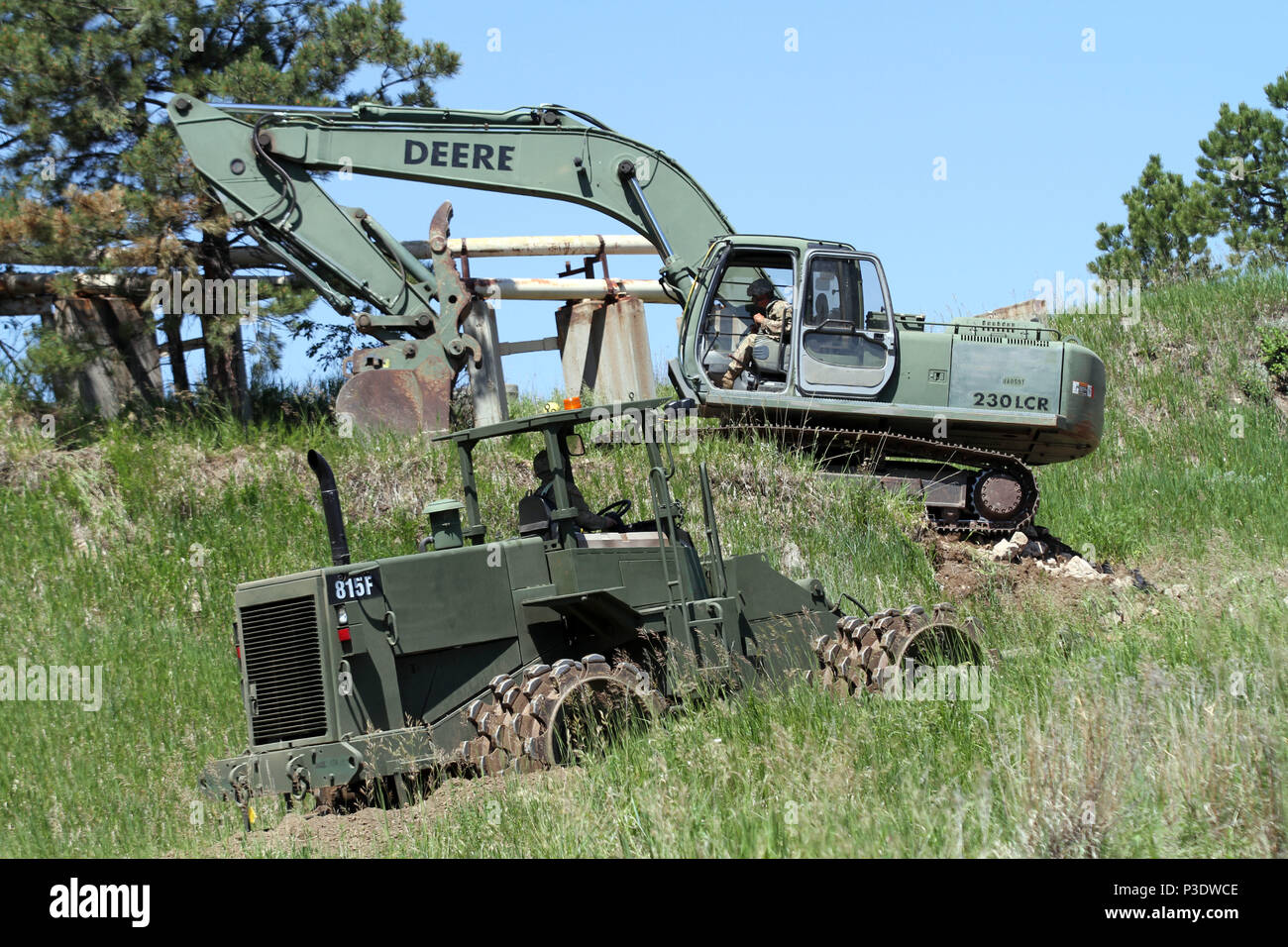Les soldats de l'armée américaine avec le Dakota du Sud de l'Army National Guard 842e compagnie du génie de réparation, de construire et d'entretenir les routes à l'installation de recherche souterrain Sanford, plomb, S.D., 15 juin 2018. Ce projet permet de soldats avec mains sur la formation tout en fournissant des services à des organismes publics au cours de l'exercice d'entraînement de Coyote d'or. Banque D'Images