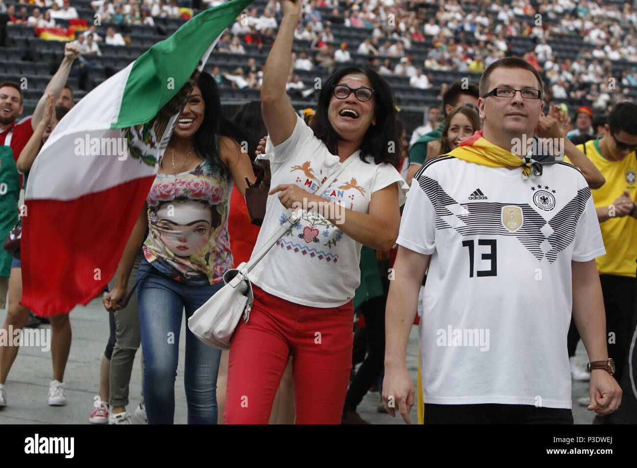 Francfort, Allemagne. 17 Juin, 2018. Un ventilateur mexicain vagues le drapeau mexicain dans la joie après le premier but, tandis qu'un fan allemand signifie à son net dans la mécréance. 15 000 fans sont venus à la Commerzbank Arena de Francfort, de regarder le Mexique a battu l'Allemagne par 1 but à zéro dans le premier groupe F match dans la phase de groupes de la Coupe du Monde de football FIFA 2018 en Russie à Moscou. Crédit : Michael Debets/Pacific Press/Alamy Live News Banque D'Images