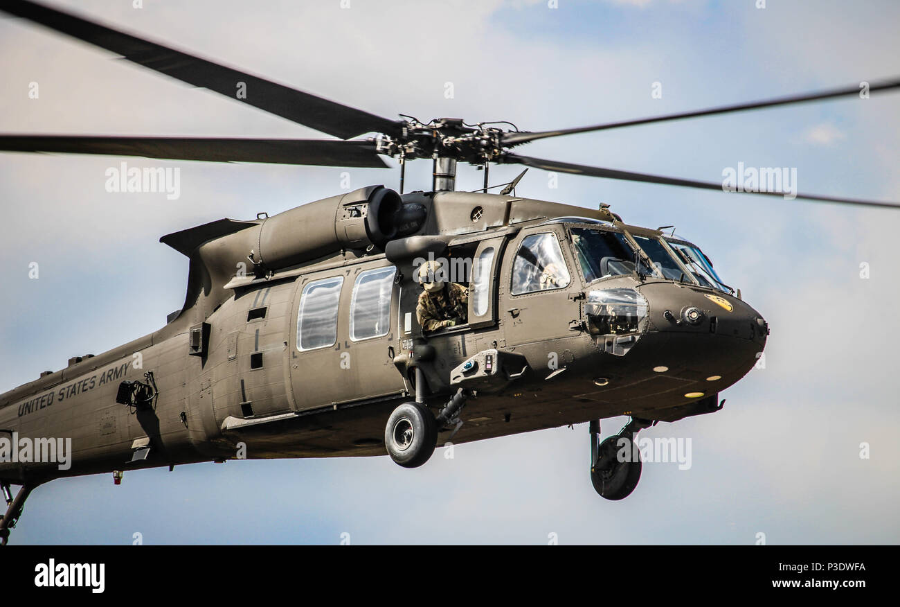 MIROSLAWIEC, Pologne -- soldats ciel avec la 173e Brigade aéroportée fait équipe avec des Forces de défense israéliennes et des parachutistes de la Brigade Folgore italienne pour les opérations d'assaut aérien au cours de l'effort de réponse rapide 18 en Pologne. Banque D'Images