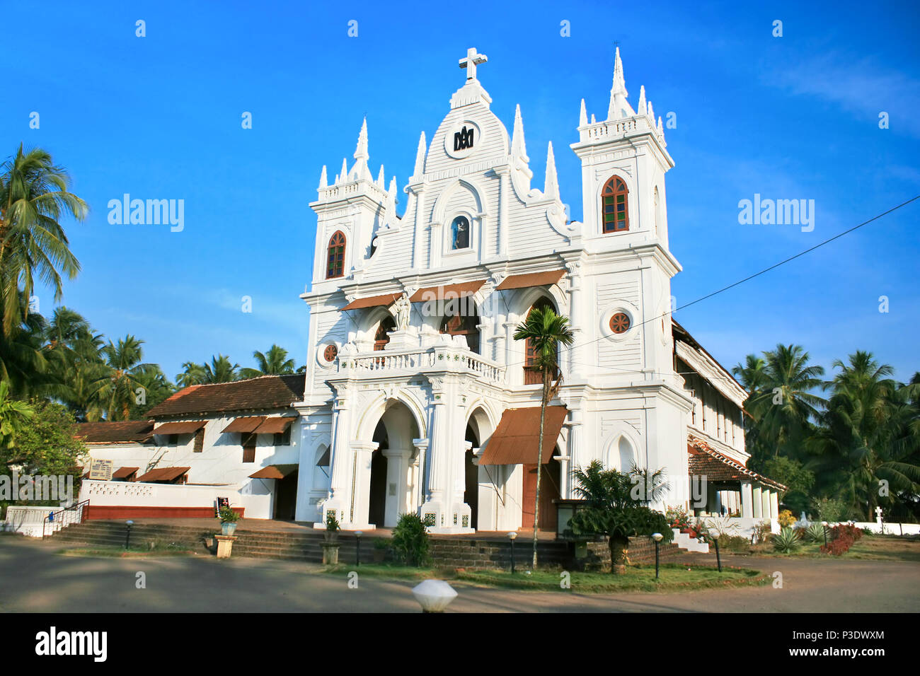 L'église du village dans le coucher du soleil, Goa, Inde Banque D'Images