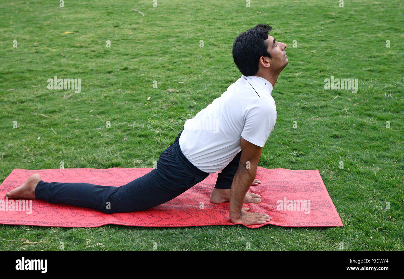 Man practicing yoga at Outdoor Banque D'Images