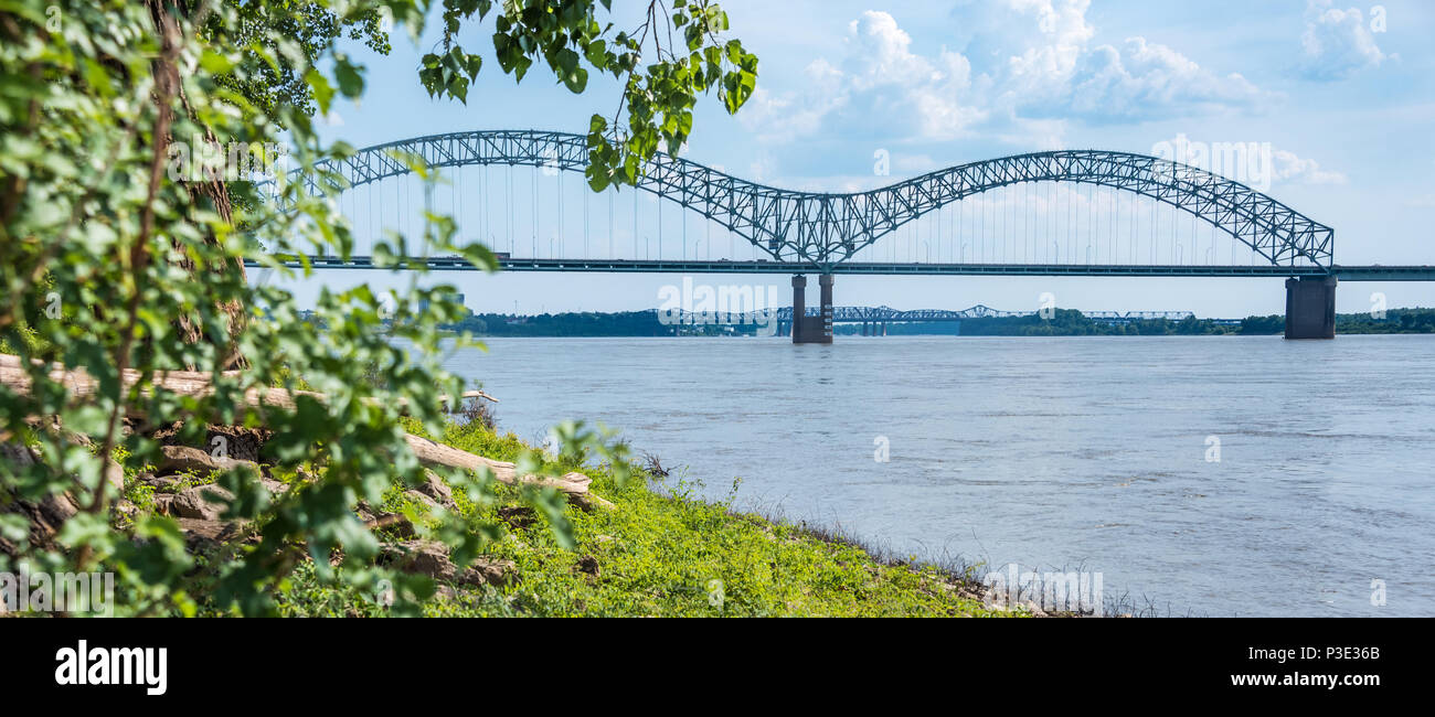 Hernando de Soto et pont enjambant la rivière Mississippi, à Memphis, Tennessee. (USA) Banque D'Images
