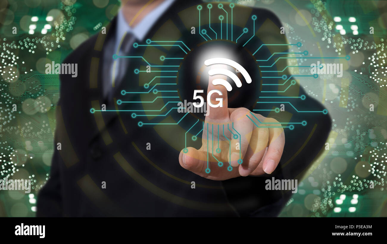 Businessman sur fond flou en utilisant le réseau 5G Banque D'Images