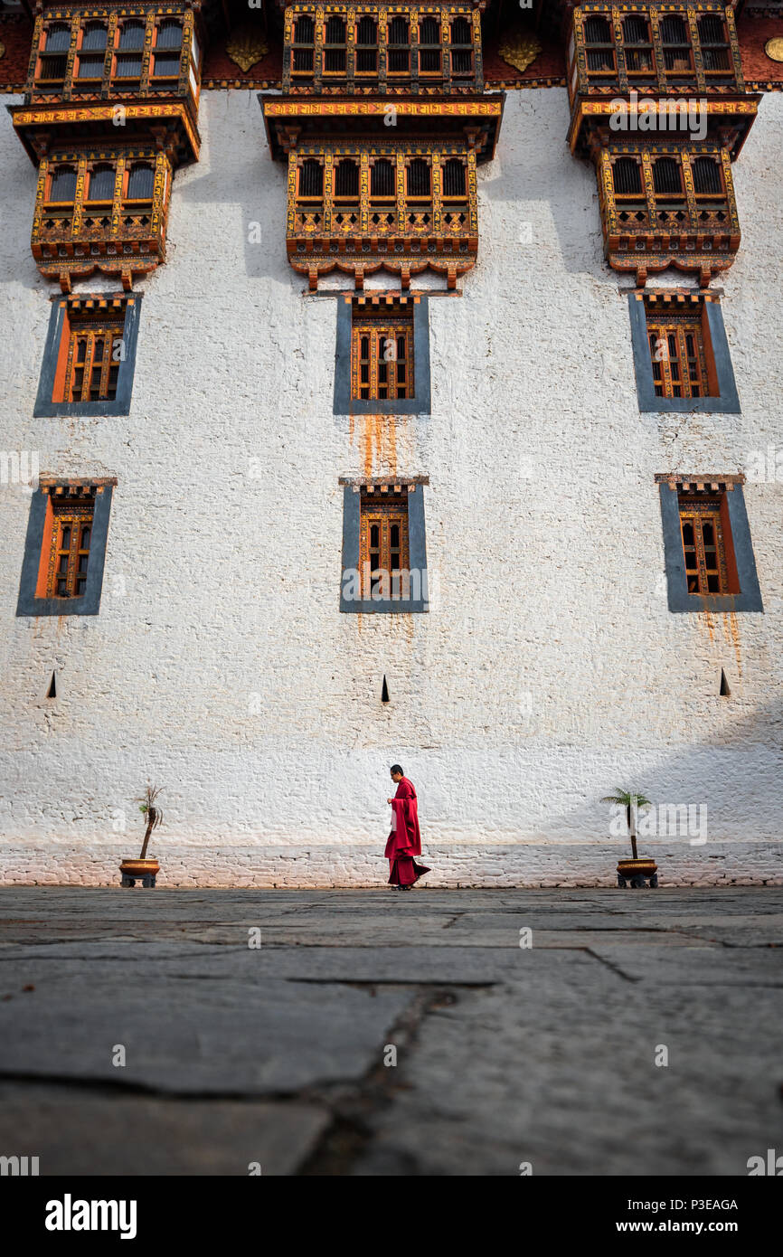 La beauté de Punakha Dzong est incomplète sans ses moines, drapped en habit rouge. Banque D'Images
