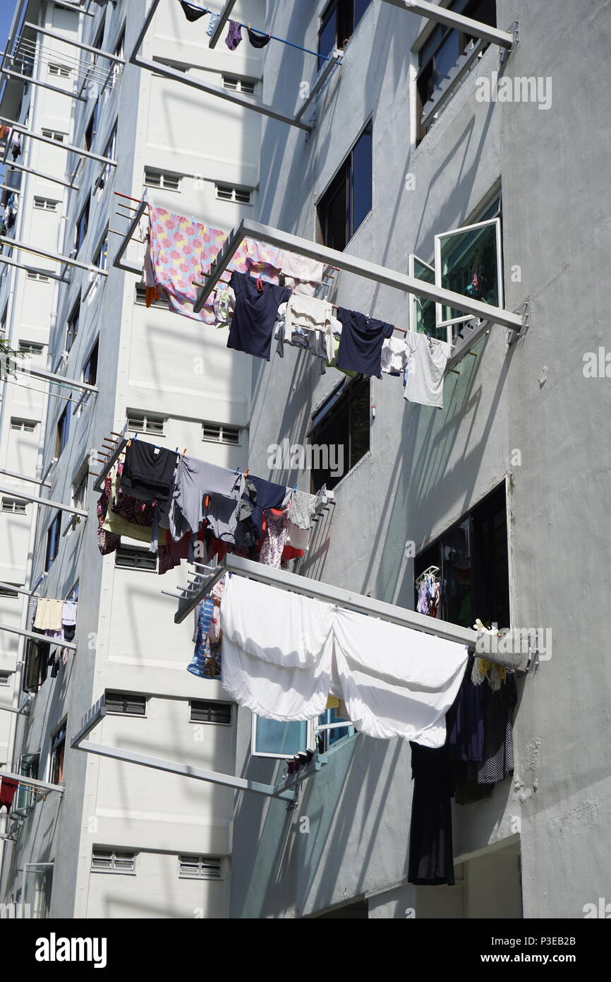 Blanchisserie séchage suspendu à mâts de HDB flats à Singapour Banque D'Images