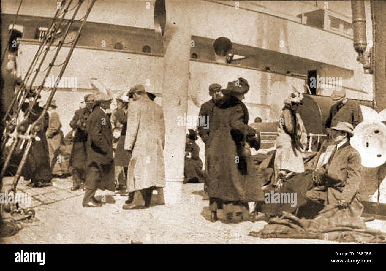 Une photographie de 1912 montrant les survivants de la catastrophe du titanic sur le pont du RMS Carpathia Banque D'Images