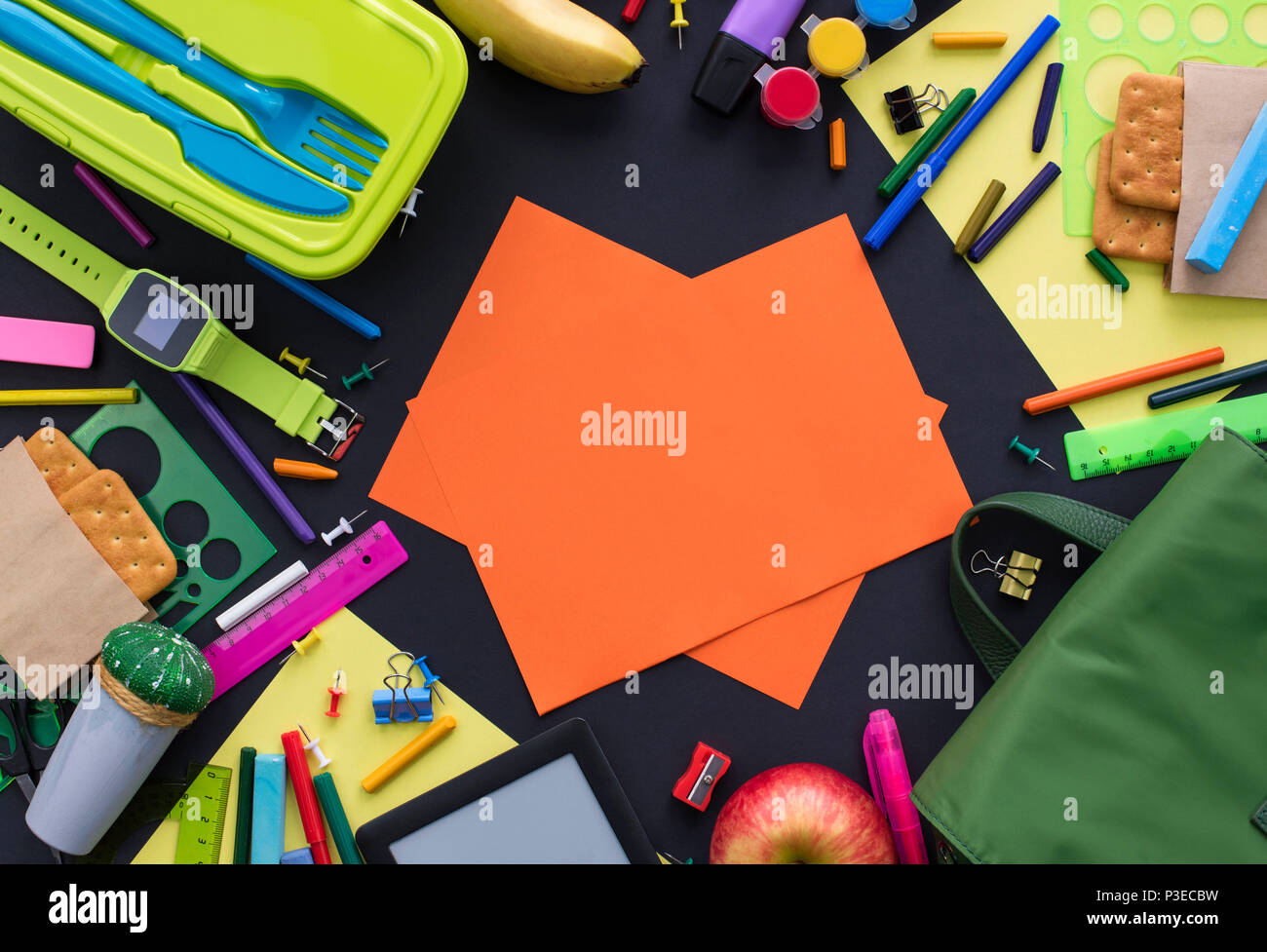 Concept retour à l'école sac à dos Papeterie apple sur fond noir. Vue supérieure mise à plat Banque D'Images