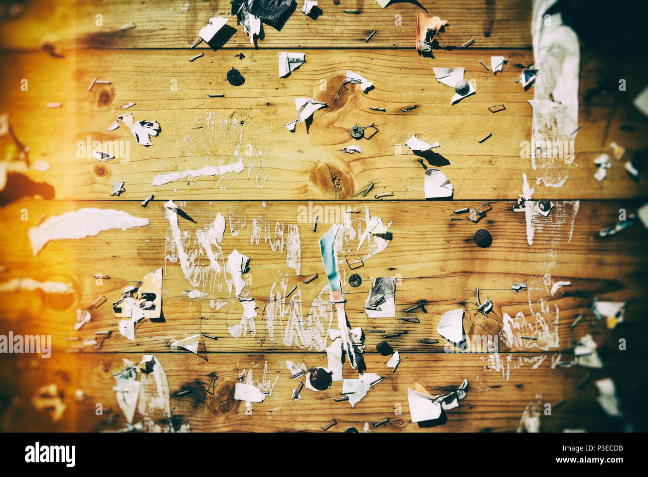 Ancienne notice board avec des bouts de papiers - abstract detail Banque D'Images