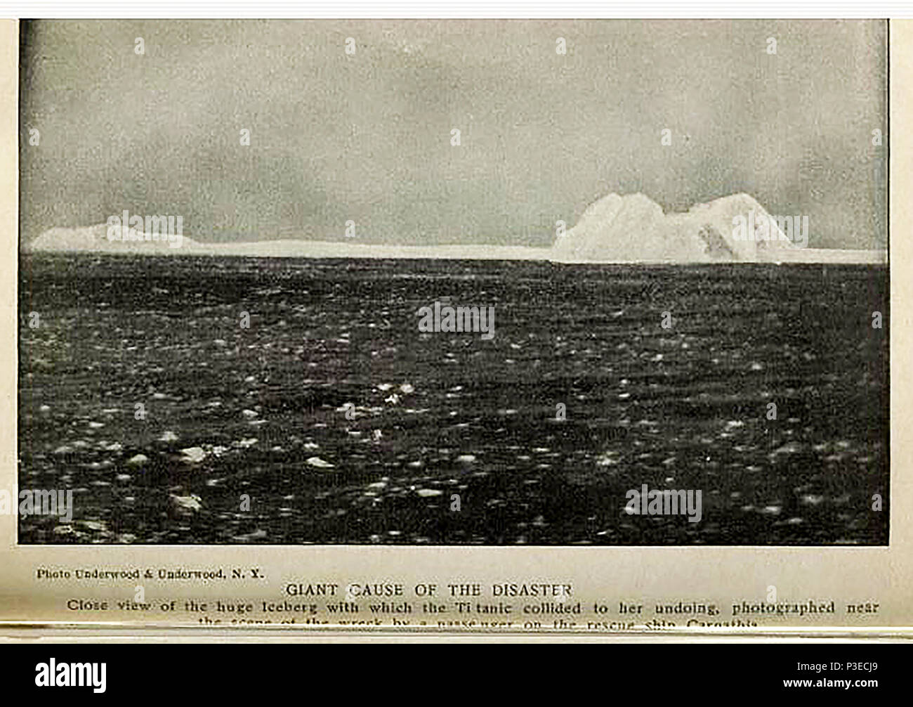 Une photographie de 1912 dit de montrer l'iceberg qui a causé le naufrage du RMS Titanic Banque D'Images