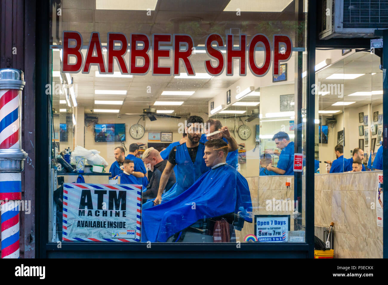 Des gens qui se sont fait couper les cheveux dans un salon de coiffure Banque D'Images