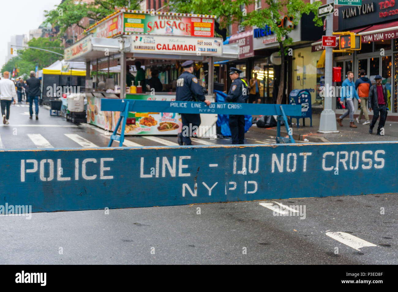 La police n'a pas contre la barricade Banque D'Images