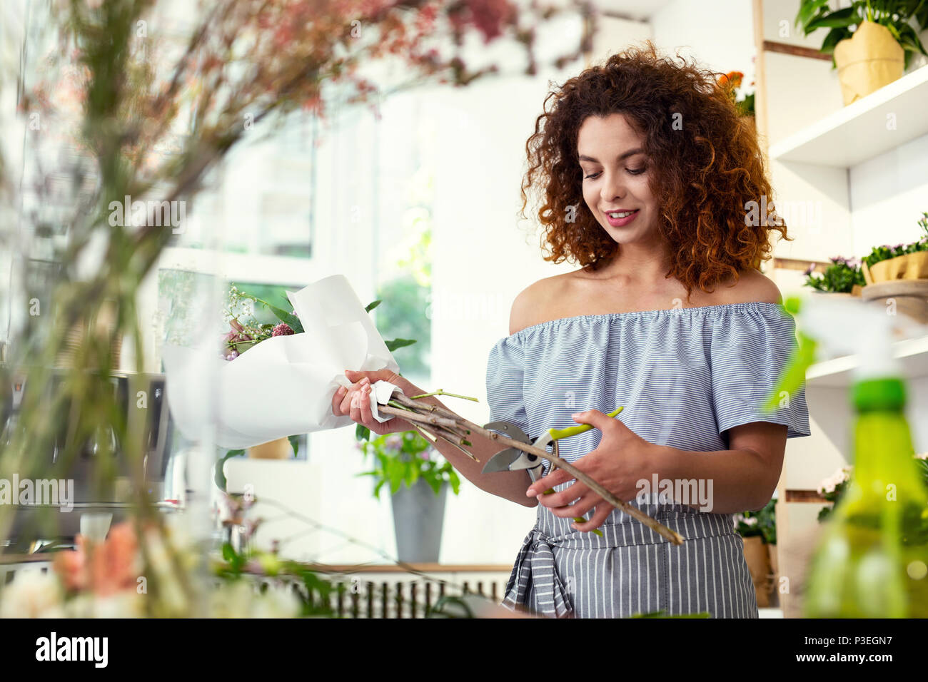Fleuriste à Nice ravis au bouquet Banque D'Images