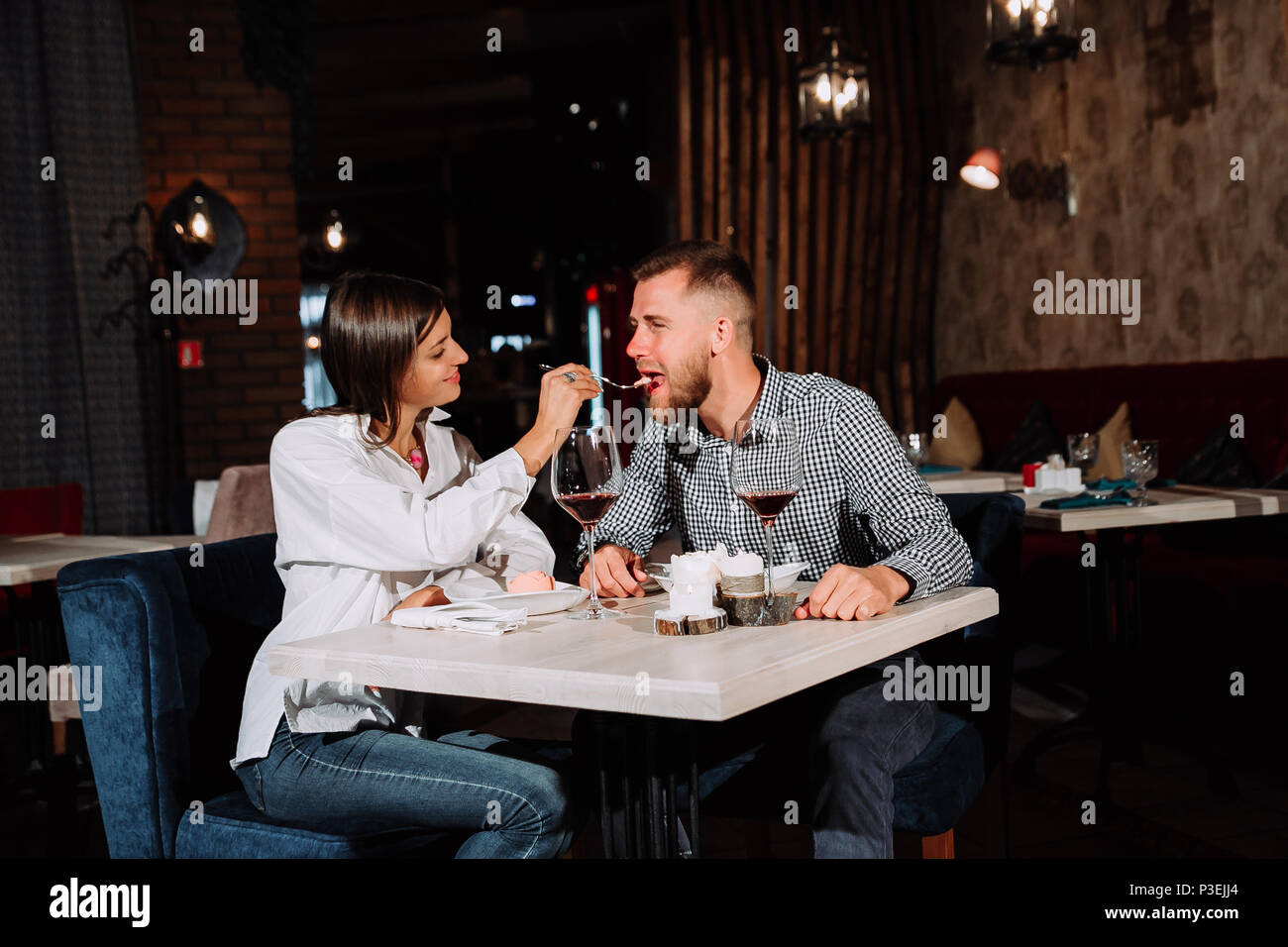 Couple élégant et riche désert vin ensemble dans un restaurant. Banque D'Images