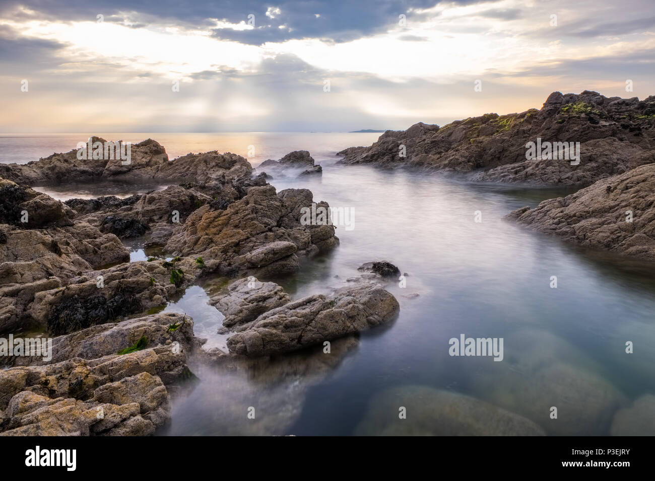 Bien briser les nuages au-dessus de la mer sur la côte ouest d'Anglesey, près de conseil informatique, Pays de Galles, Royaume-Uni Banque D'Images