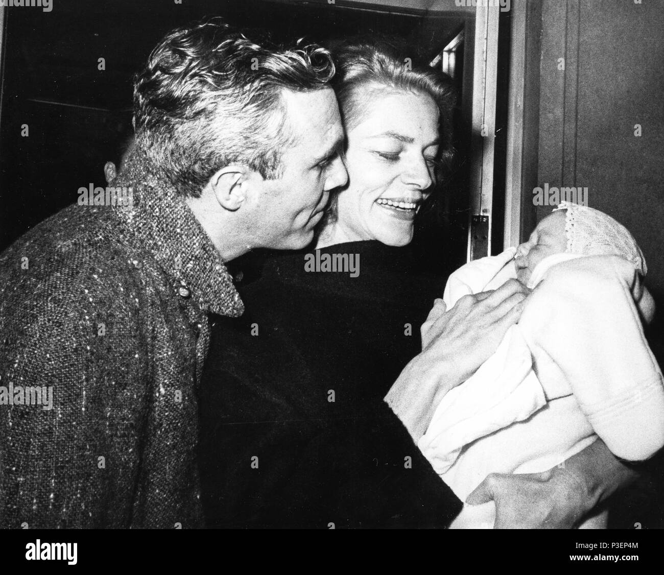 Laurell bacall, Jason Robards quitter l'hôpital de New York avec son fils Sam, 1965 Banque D'Images