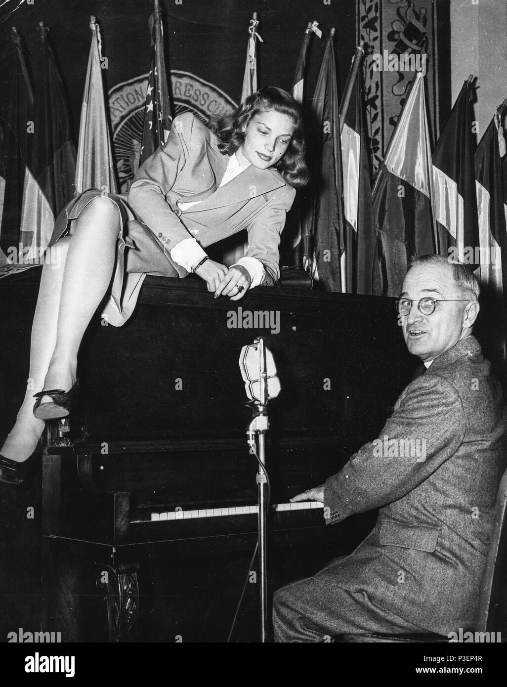 Lauren Bacall, Harry Truman, le National press club, cantine, Washington DC, 1945 Banque D'Images