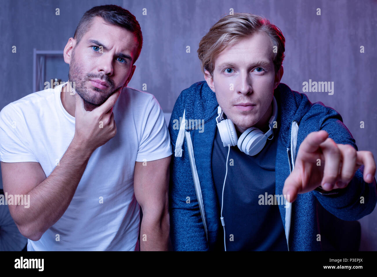 À l'aise collègues hommes choisissant coding Banque D'Images