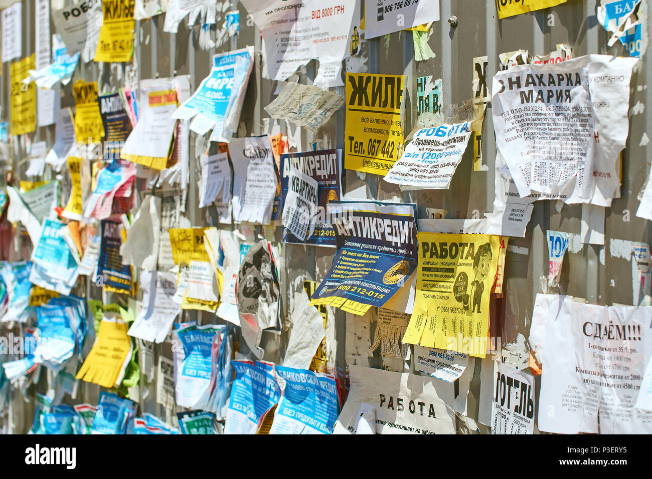 Babillard sur la clôture métallique avec des messages sur la rue Banque D'Images