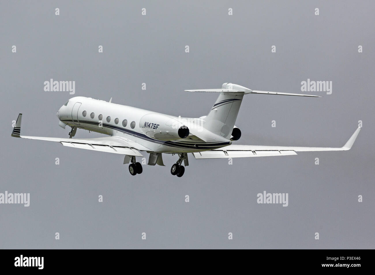 Un Gulfstream Aerospace GV-SP G550 de jets d'affaires, enregistrée sous le numéro N147SF, décollant de l'aéroport de Luton en Angleterre. Banque D'Images