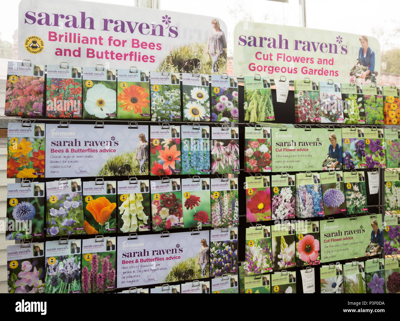 Affichage de Sarah Raven's flower emballages de semences en vente, le jardin clos une pépinière, Benhall, Suffolk, Angleterre, RU Banque D'Images