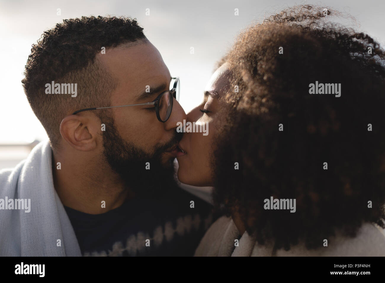Romantic couple kissing Banque D'Images