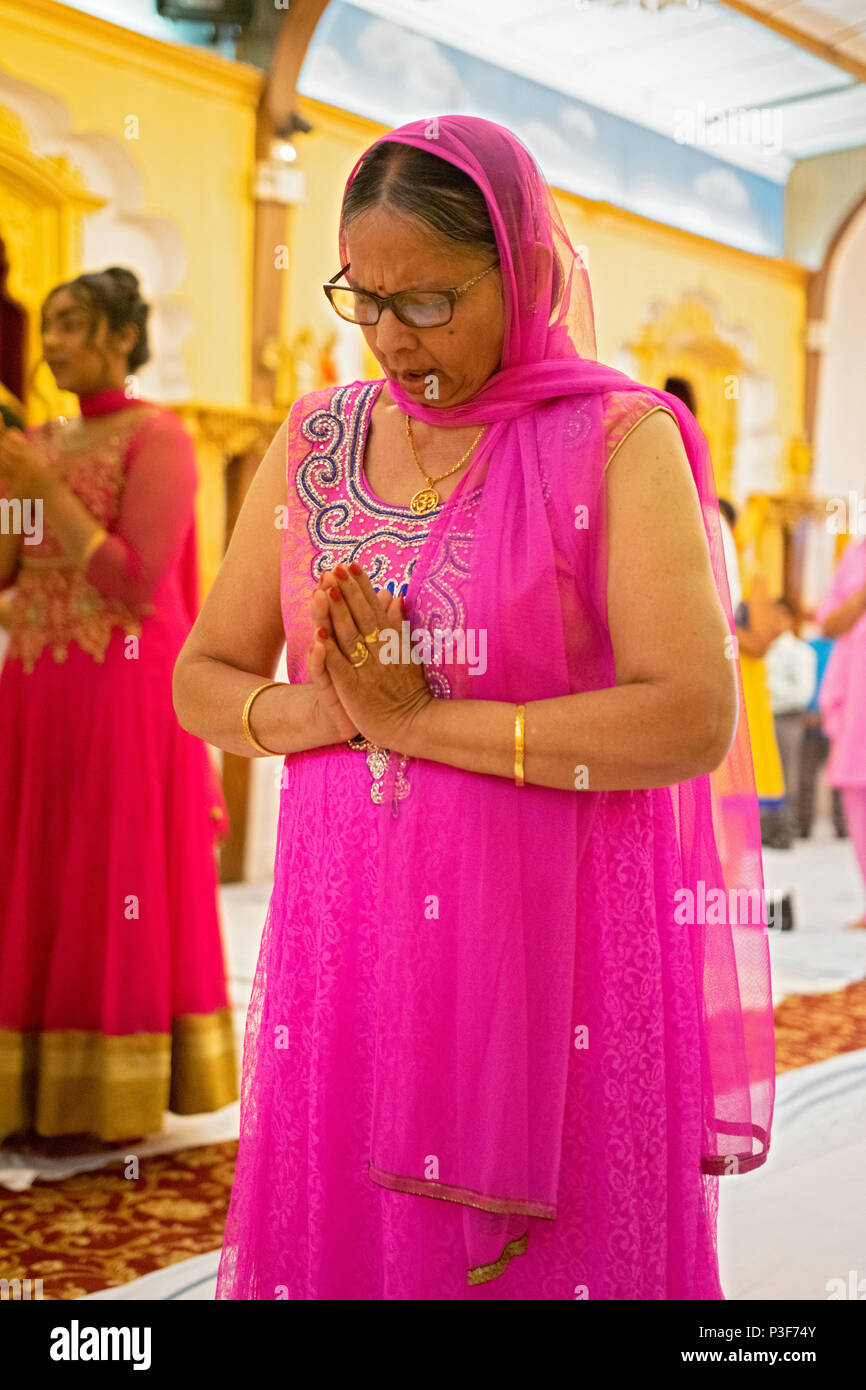 Une femme hindoue dans une prière au Shri Lakshmi Narayan Mandir à Richmond Hill, Queens, New York. Banque D'Images