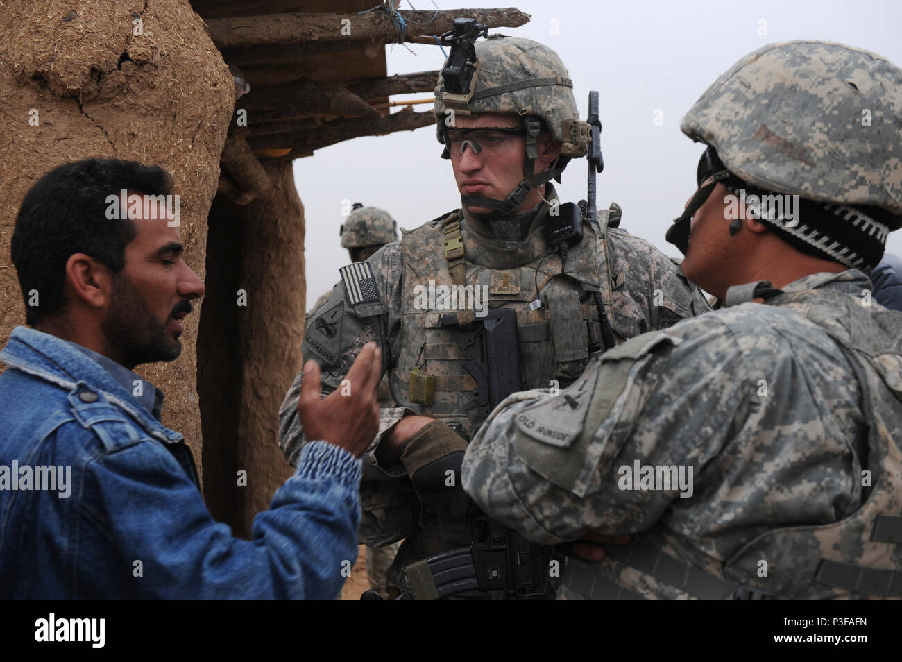 La 1ère Armée américaine, le Lieutenant Justin McCrary, chef de section, 2e peloton, Compagnie Bravo, 1ère Brigade, 37e Bataillon de blindés, 1e Brigade Combat Team, 1re Division blindée, parle avec les membres des fils de l'Iraq dans le village d'Al Obeydia, Iraq, 26 février. Des soldats américains ont visité quelques villages de continuer à construire des relations avec les citoyens locaux dans leur zone d'opérations. Banque D'Images La 1ère Armée américaine, le Lieutenant Justin McCrary, chef de section, 2e peloton, Compagnie Bravo, 1ère Brigade, 37e Bataillon de blindés, 1e Brigade Combat Team, 1re Division blindée, parle avec les membres des fils de l'Iraq dans le village d'Al Obeydia, Iraq, 26 février. Des soldats américains ont visité quelques villages de continuer à construire des relations avec les citoyens locaux dans leur zone d'opérations. Banque D'Images