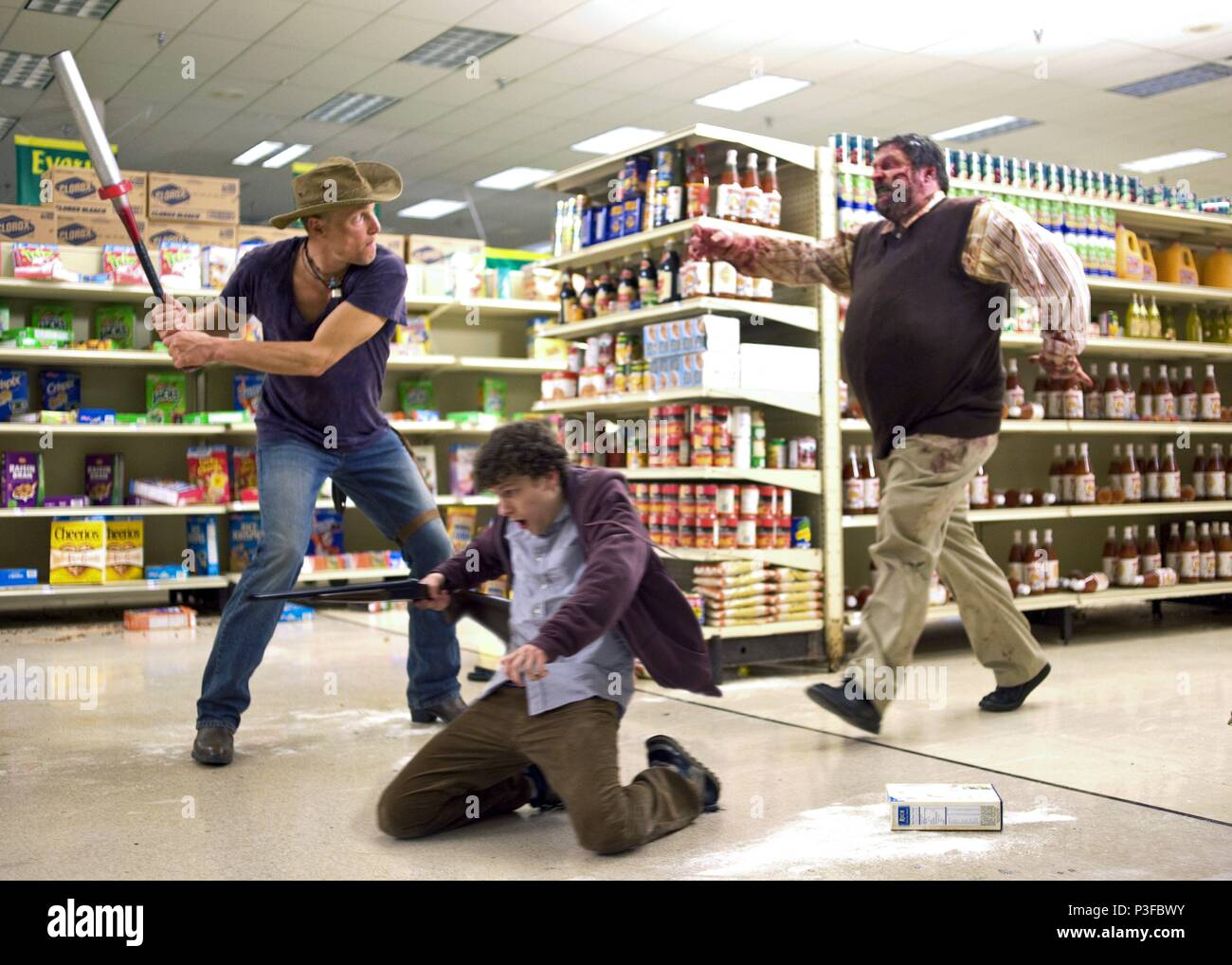 Titre original : ZOMBIELAND. Titre en anglais : ZOMBIELAND. Directeur de film : Ruben Fleischer. Année : 2009. Stars : Woody Harrelson, Jesse Eisenberg. Credit : Columbia Pictures / Album Banque D'Images