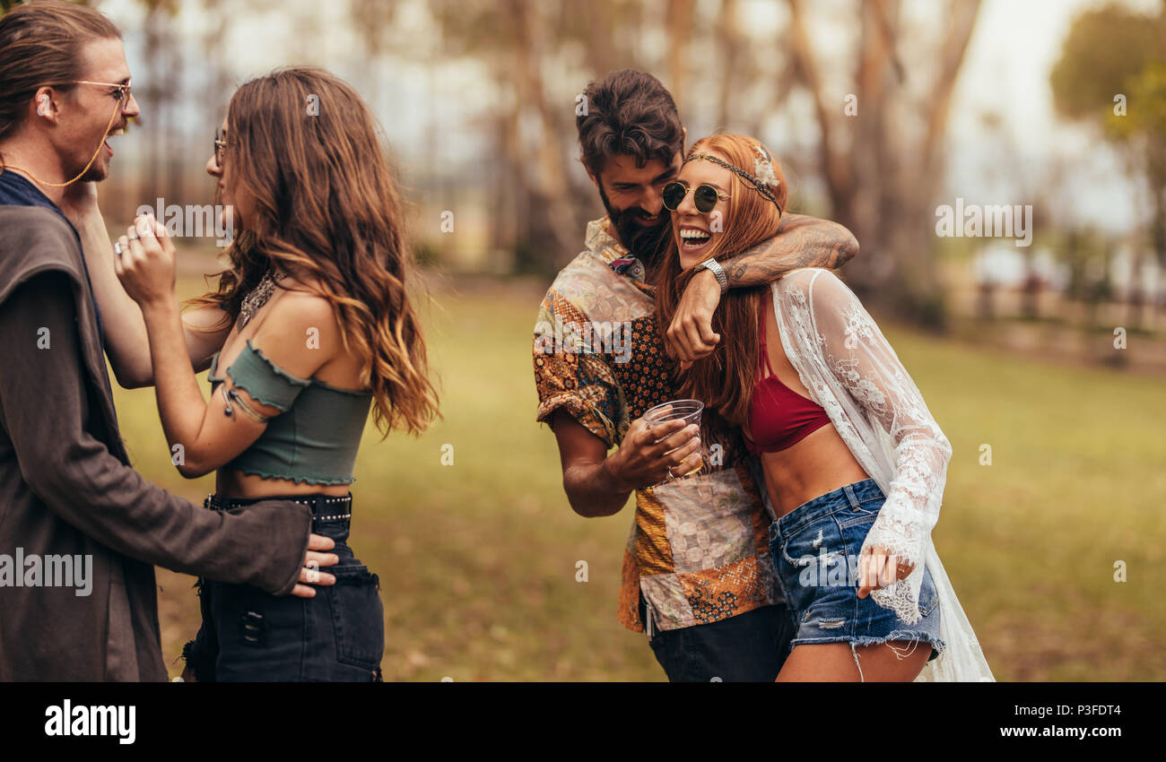 Groupe d'hommes et de femmes au festival de musique. Les amis d'avoir un grand temps au festival de musique dans un parc. Banque D'Images