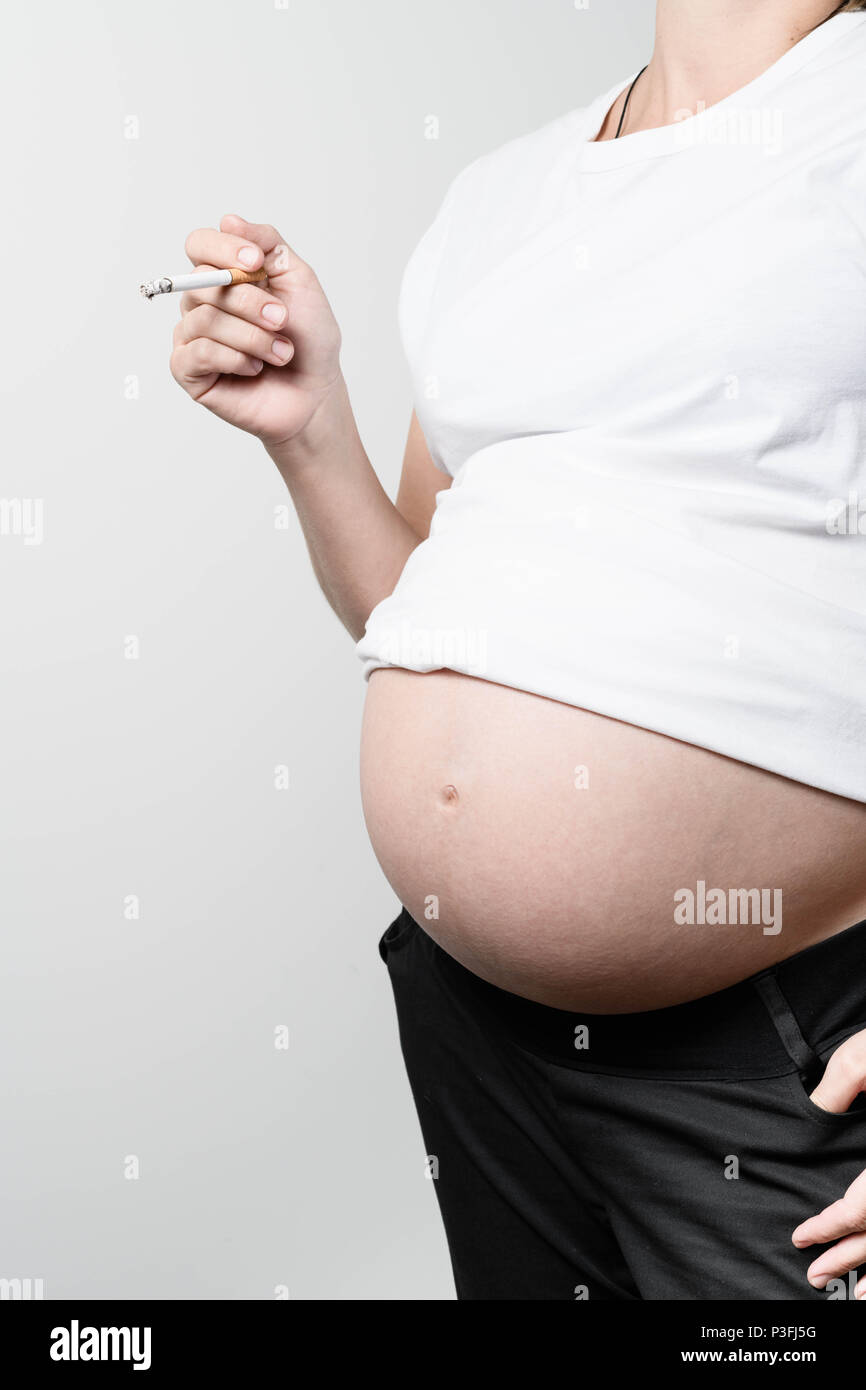 Femme enceinte cigarette. Banque D'Images