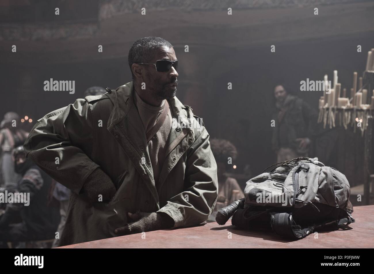 Titre original : LE LIVRE D'ELI. Titre en anglais : LE LIVRE D'ELI. Directeur de film : ALBERT HUGHES, ALLEN HUGHES. Année : 2010. Stars : Denzel Washington. Credit : ALCON ENTERTAIMENT / Album Banque D'Images