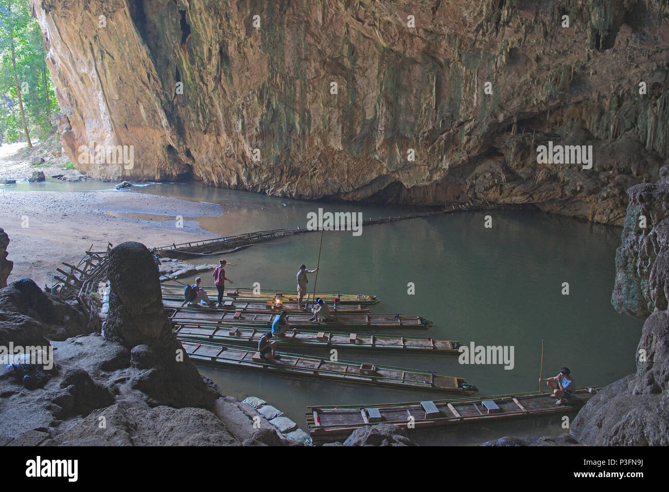 Entrée avec des radeaux de bambou radeau et les hommes des cavernes Tham Lod Mae Hong Son, province du nord de la Thaïlande Banque D'Images