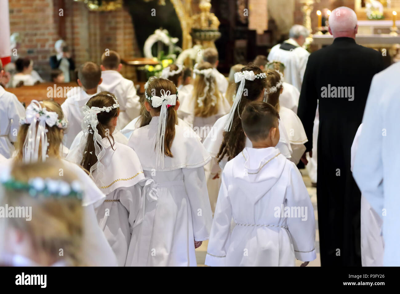 Des enfants à la première communion Banque D'Images