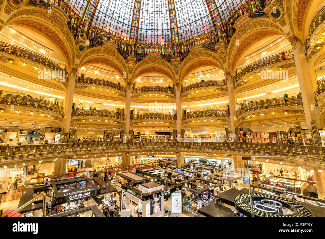 Cadre magnifique des Galeries Lafayette, une chaîne de magasins