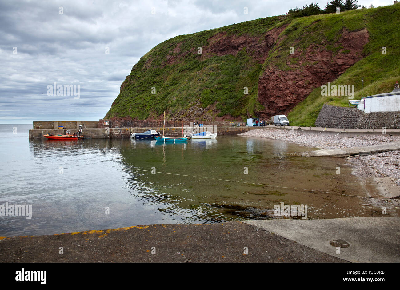 À la nord-est du port mur vers Pennan Tête à Pennan Port. Utilisé pour film "Local Hero". L'Aberdeenshire. Banque D'Images