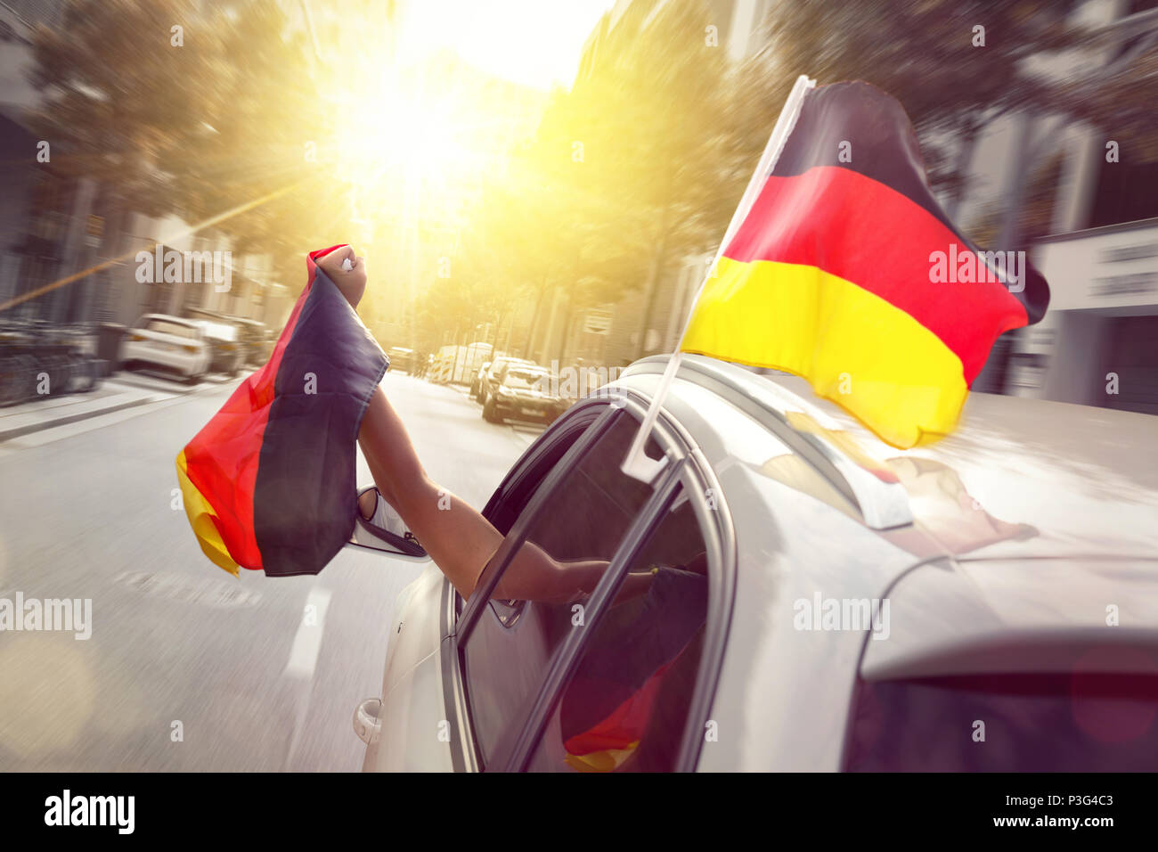 Voiture avec des drapeaux allemands de soufflage Banque D'Images