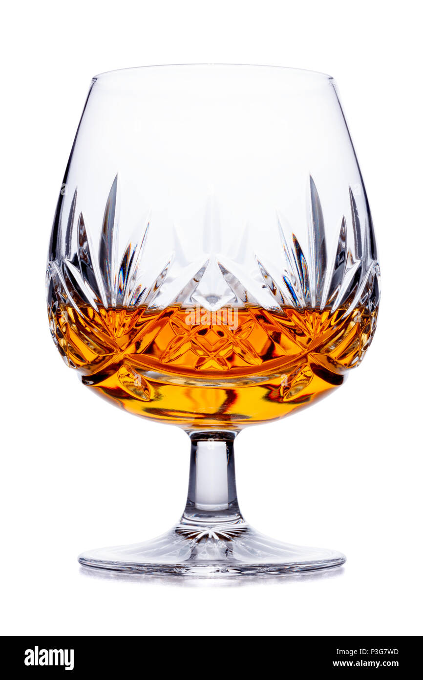 Un seul verre de brandy cristal, abattu en blanc, avec une petite réflexion Banque D'Images
