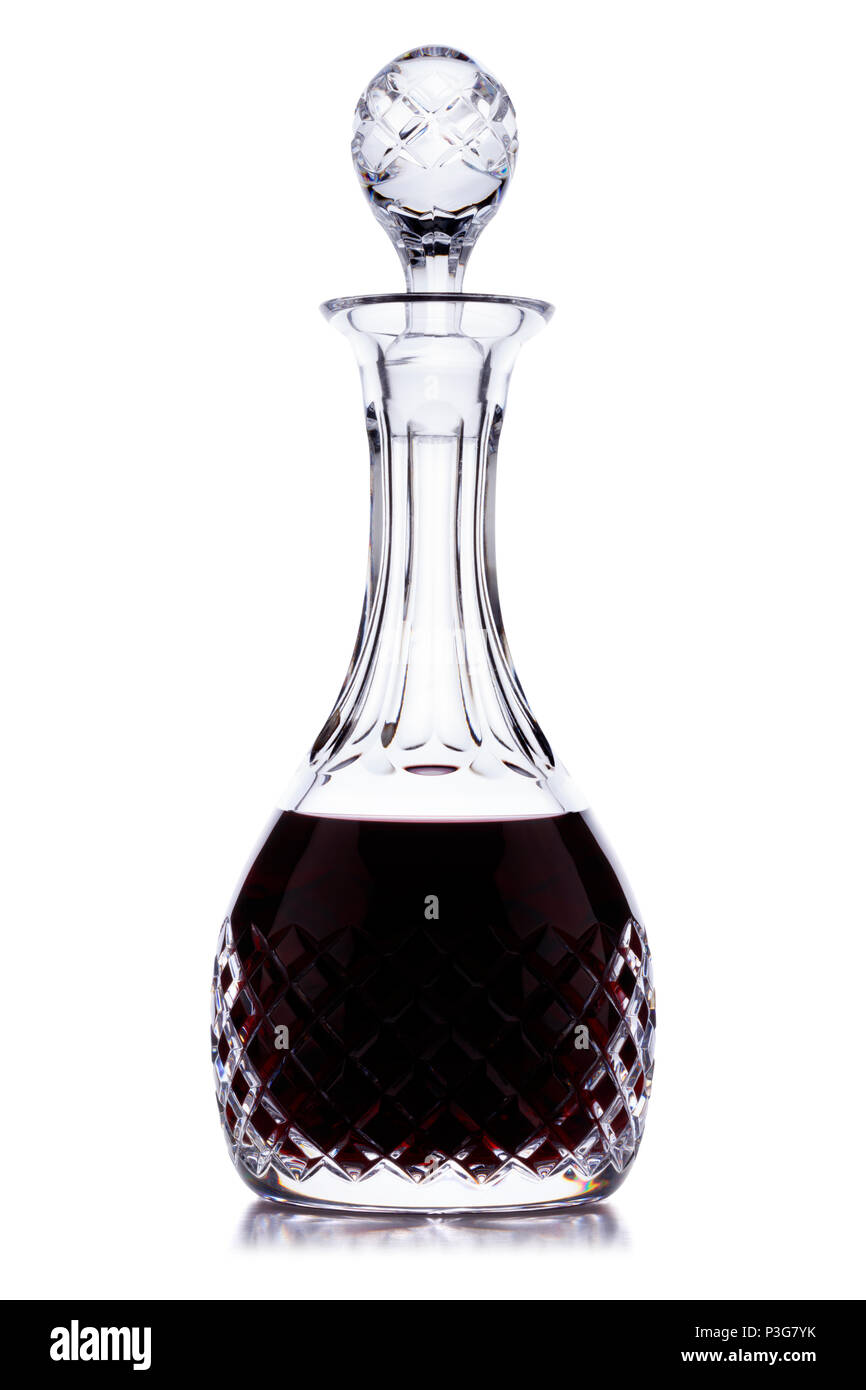 Un port/crystal decanter pleurnicher, plein de délicieux alcool, tourné sur blanc, avec une petite réflexion Banque D'Images