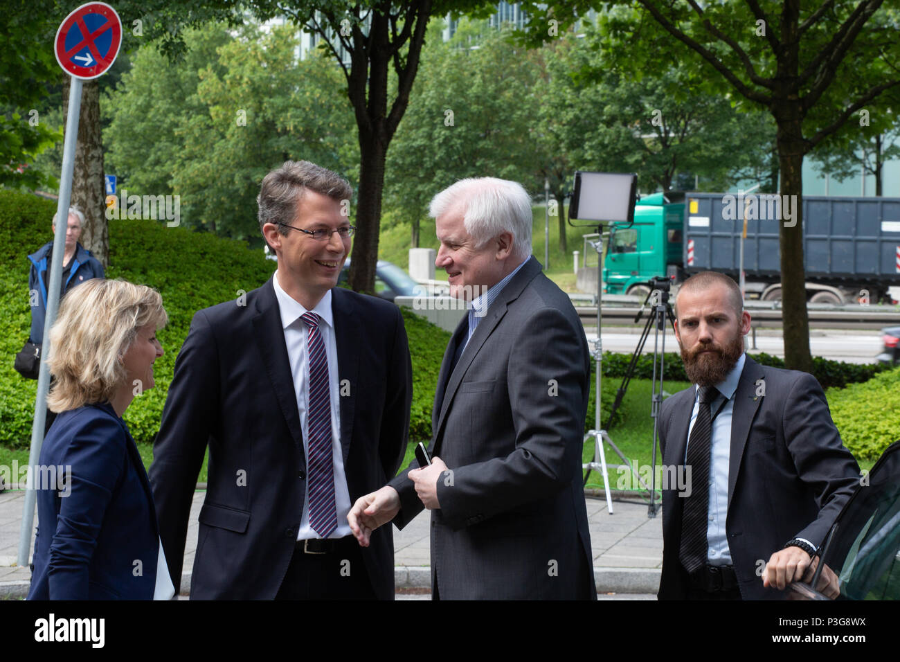 Markus Blume, Daniela Ludwig et Horst Seehofer se serrer la main. L'Union chrétienne sociale (CSU) a tenu une réunion du comité, où ils ont discuté à propos de la discuter avec la Chancelière allemande Angela Merkel et son Union Démocratique Chrétienne à propos de la crise des réfugiés et de la migration. Crédit : Alexander Pohl/Pacific Press/Alamy Live News Banque D'Images