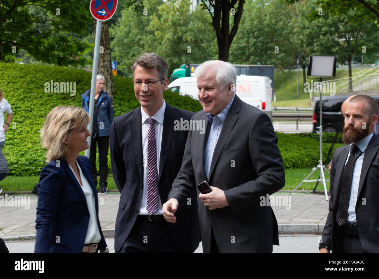 Markus Blume, Daniela Ludwig et Horst Seehofer se serrer la main. L'Union chrétienne sociale (CSU) a tenu une réunion du comité, où ils ont discuté à propos de la discuter avec la Chancelière allemande Angela Merkel et son Union Démocratique Chrétienne à propos de la crise des réfugiés et de la migration. Crédit : Alexander Pohl/Pacific Press/Alamy Live News Banque D'Images