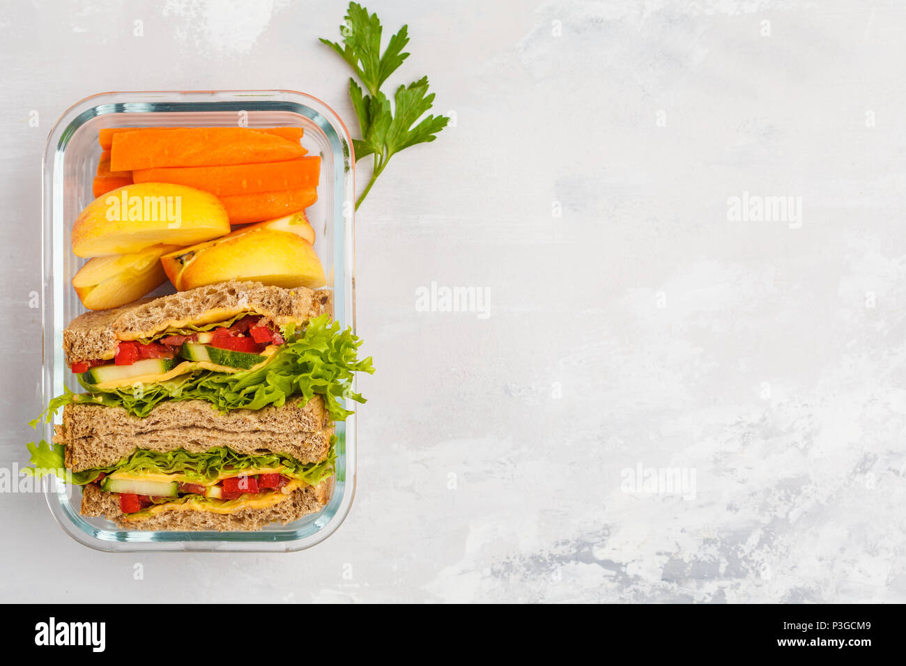 Préparation des repas sains contenant en verre avec des légumes et des sandwichs au fromage frais salade de légumes shot with copy space Banque D'Images
