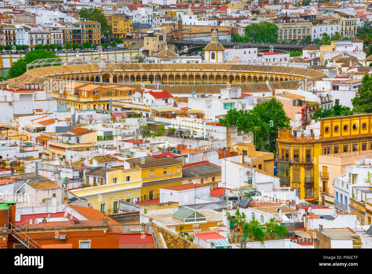Espagne Séville, vue aérienne de l'arène (Plaza de Toros) et bâtiments colorés au centre de la vieille ville de Séville (Sevilla) Andalousie,Espagne. Banque D'Images