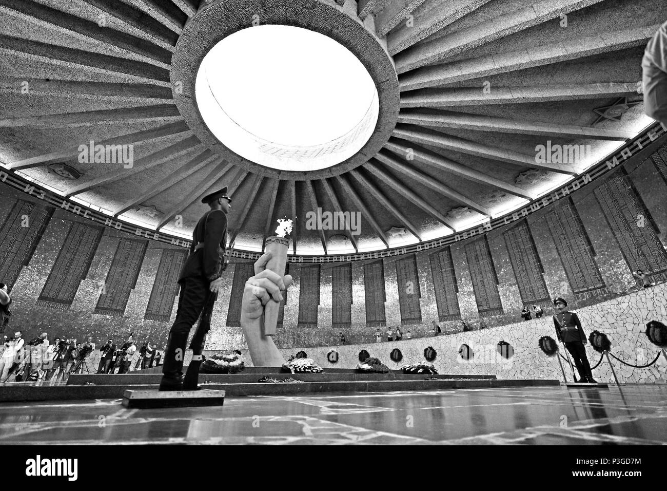 2 soldats au Hall of Military Glory au Mamayev Kurgan, Volgograd. Pendant le match G de la coupe du monde de la FIFA à l'arène Volgograd, Volgograd. APPUYEZ SUR ASSOCIATION photo. Date de la photo: Lundi 17 juin 2018. Voir l'histoire de PA WORLDCUP Angleterre. Le crédit photo devrait se lire: Owen Humphreys/PA Wire. Banque D'Images